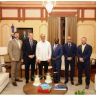 El Presidente Luís Abinader y altos funcionarios de la DEA  quienes lo felicitaron por su apoyo a la lucha contra el narcotráfico nacional e internacional. En la gráfica aparece también el Vicealmirante José M. Cabrera Ulloa, Presidente de la DNCD