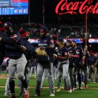 Jugadores de República Dominicana y Puerto Rico se saludan luego de finalizar el partido que protagonizaron.