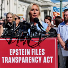 Marjorie Taylor Greene, congresista del movimiento de ultraderecha MAGA a la que Trump retiró su apoyo el sábado, aseguró en esa rueda de prensa que la ruptura con el presidente "se debe a los archivos de Epstein". Foto de archivo. REUTERS - Jonathan Ernst