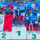 Al centro, las chicas dominicanas junto a su capitán: Kyara Khayyat, Ana Paula Vega y Elaine Martínez, junto a Danneury Javier, posan con el trofeo de campeonas; en los extremos, los equipos de Perú y Ecuador, ganadores del segundo y tercer lugar.