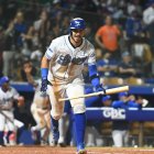 Cristhian Adames al momento de conectar su hit remolcador en la novena entrada