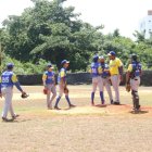 Acción  del torneo de béisbol universitario.