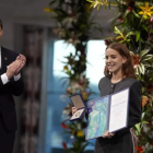 Ana Corina Sosa, hija de María Corina Machado, recibe el Premio Nobel de la Paz en ausencia de su madre, en Oslo, el 10 de diciembre de 2025.