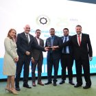 Gendry de la Rosa, Gerente General de Coopadepe, recibe el premio por parte de ejecutivos de Banco Centroamericano de Integración Económica (BCIE) y el Consejo de Fundaciones Americanas de Desarrollo (Solidarios)