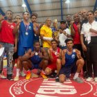 Aníbal Ozoria entrega el trofeo de campeón a delegación provincia Santo Domingo.