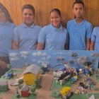 Los estudiantes presentan su proyecto para resolver el mal que provocan los desechos y la humareda.