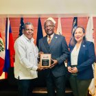 Ulrick Gaillard, recibe el reconocimiento de Juan Pacheco y Togarma Rodríguez.