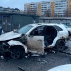 Esta foto, proporcionada por el Comité de Investigación de Moscú el lunes 22 de diciembre de 2025, muestra a un investigador trabajando en el lugar donde el teniente general Fanil Sarvarov, jefe de la Dirección de Entrenamiento Operativo del Estado Mayor de las Fuerzas Armadas de Rusia, murió a causa de un artefacto explosivo colocado bajo su coche en Moscú.