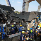 Personal de emergencias trabajan junto a los restos del tren accidentado en la provincia de Ratchasima (Tailandia), este miércoles.