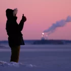 Emma Nadeau, de North Yarmouth, Maine, fotografía la escena antes del amanecer con vistas a Casco Bay en una mañana de 1 grado F, sábado 24 de enero de 2026, en Portland, Maine. (Foto AP/Robert F. Bukaty)