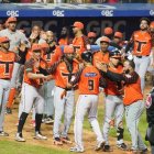 Rudy Martin   pego  doble remolcador carrera de empate.
Jugadores de los Toros durante una celebración en el partido de ayer frente a los Leones del Escogido en el Estadio Quisqueya Juan Marichal.  Manolito Jiménez