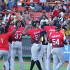 Alcídes Escobar es recibido por sus compañeros luego de poner arriba a los Leones en el segundo acto ante los Toros.  (Hoy/Manolito Jiménez)