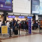 Largas filas de  pasajeros con vuelos reprogramados.   Fotógrafo alexis monegro.