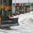 Labores de retirada de nieve en las inmediaciones de la Bolsa de Nueva York, este lunes. EFE