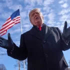 El presidente de Estados Unidos, Donald Trump, habla con reporteros antes de abordar el Marine One en el Jardín Sur de la Casa Blanca, el martes 27 de enero de 2026, en Washington. (AP Foto/Evan Vucci)