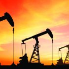 El petróleo de Texas baja un 0,14 % y cierra en 54,30 dólares