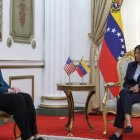 Laura Dogu mientras habla con Delcy Rodríguez.