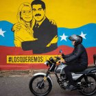 Mural de Nicolás Maduro y su esposa Cilia Flores.  EFE
