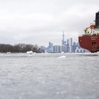 Un barco de carga atraviesa el congelado lago Ontario este lunes, en Toronto (Canadá)