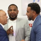 Juan Núñez (izq.), Edwin Encarnación y Nelson Cruz conversan.