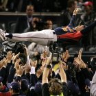 Jugadores del equipo campeón de Japón celebran tras vencer en la final a Cuba para convertirse en el primer equipo en ganar el Clásico de Béisbol.