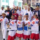 Los  niños emocionados  durante el recorrido con las banderas.