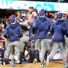 Jugadores estadounidenses celebran tras alcanzar su primera corona en el Clásico Mundial de Béisbol en 2017.