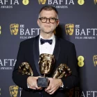 El director Paul Thomas Anderson, de 'One Battle After Another', posa con tres premios BAFTA, el 22 de febrero de 2026, en Londres. EFE/Tolga Akmen