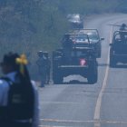 Este lunes seguía el fuerte patrullaja en varios estados mexicanos. Imagen de “El Mencho”, en el recuadro.  AP