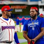 Albert Pujols conversa con Vladimir Guerrero Jr.