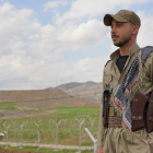 Un miembro del Partido Democrático del Kurdistán Iraní en un punto de inspección ubicado antes de una de sus bases, el viernes 27 de febrero de 2026, en Koya, en el distrito de Irbil, Irak. (AP Foto/Rashid Yahya)
