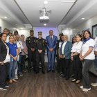 El director ejecutivo de Pro Consumidor, Eddy Alcántara, y el director general del CECCOM, general de brigada del Ejército, Orlando Jerez Espaillat, junto a personal de ambas instituciones.