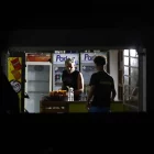 Personas hablan al interior de un mercado durante un apagón, el 4 de marzo de 2026, en La Habana (Cuba). EFE/ Ernesto Mastrascusa