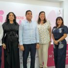 El ministro  Kelvin Cruz y Garibaldy Bautista, del COD, junto a los invitados.