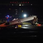 Un avión de Air Canada Jet se ve en la pista del Aeropuerto de LaGuardia, tras chocar con un vehículo de rescate y bomberos de la Autoridad Portuaria en Nueva York, el lunes 23 de marzo de 2026. (AP Foto/Ryan Murphy)