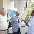 El presidente del Comté Organizador de los Juegos, José Monegro, conversa con el presidenta de la Federación de Tenis, el periodista Persio Maldonado, en su visita.