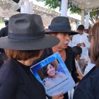 Madre de gobernadora Nelsy Cruz sostiene su foto