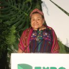 Rigoberta Menchú, activista guatemalteca y Premio Nobel de la Paz (1992).