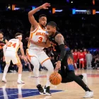 CJ McCollum lidera una remontada tardía y los Hawks sorprenden a los Knicks con una victoria de 107-106 para empatar la serie 1-1