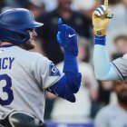 Muncy y Rojas se combinan para tres jonrones y Dodgers apalean a los Rockies