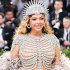 Beyonce posa en la alfombra roja de la Met Gala.
