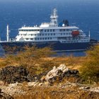 El crucero holandés MV Hondius (atrás), anclado frente a la costa de la ciudad de Praia en la isla de Santiago, Cabo Verde, este lunes 4 de mayo de 2026, después de que tres personas murieran a bordo a causa de un síndrome respiratorio agudo. La Organización Mundial de la Salud (OMS) informó de un caso confirmado y cinco casos sospechosos adicionales de infección por hantavirus en el buque que navega en el Océano Atlántico. Tres de los afectados han muerto y uno se encuentra actualmente en cuidados intensivos en Sudáfrica. (Cabo Verde, Sudáfrica) EFE/EPA/ELTON MONTEIRO
