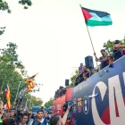 El astro del Barcelona Lamine Yamal sostiene una bandera palestina al celebrar la consagración del equipo como campeones de la Liga de España, el lunes 11 de mayo de 2026, en Barcelona.