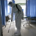 Personal sanitario desinfecta un hospital tras un caso confirmado de ébola, en una imagen de archivo. EFE/EPA/Legnan Koula
