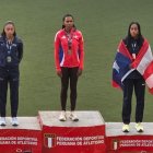 La dominicana Anabel Medina, en el centro, luego de ser premiada como la reina de los 400 metros en el Campeonato Iberoamericano, Lima, Perú.