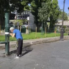 Una persona se refresca en una fuente en Francia. EFE/Edgar Sapiña Manchado/Archivo