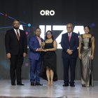 Reciben el premio José Alejandro Velázquez, gerente de Operaciones y Kazerin Marcelino, gerente de RRHH de Ajiza y le acompañan Nilo De la Rosa, subdirector técnico de Proindustria, Ángelo Viro y Jessica Calgano, presidente y directora ejecutiva de ANEIH.