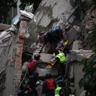 Rescatistas auxilian a una persona tras fuertes seísmos en Venezuela