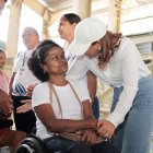 .La directora general de Supérate, Mayra Jiménez, saluda cálidamente a una de las personas beneficiarias del Bono de emergencia.