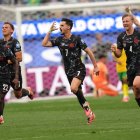 Stephen Eustaquio (c), de Canadá, celebra por su gol.